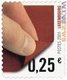 Due tagli ed otto colori per la nuova serie che giunge dal Lussemburgo: intende semplicemente mostrare quanto siano comodi i francobolli autoadesivi