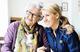 Il portalettere come presenza di riferimento per gli anziani che vivono soli. Accade in Francia (foto: Getty images)