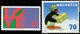 L’opera di Robert Indiana del francobollo statunitense ed uno degli esemplari elvetici con Pingu (si noti il pacco legato con lo spago) 